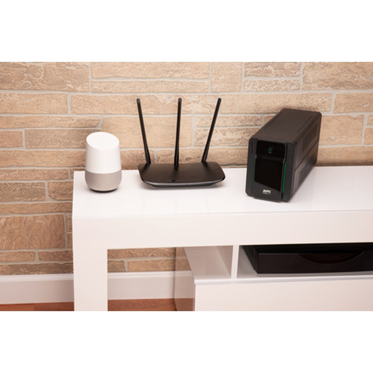 APC EASY UPS 700VA, 230V, AVR, SCHUKO SOCKETS